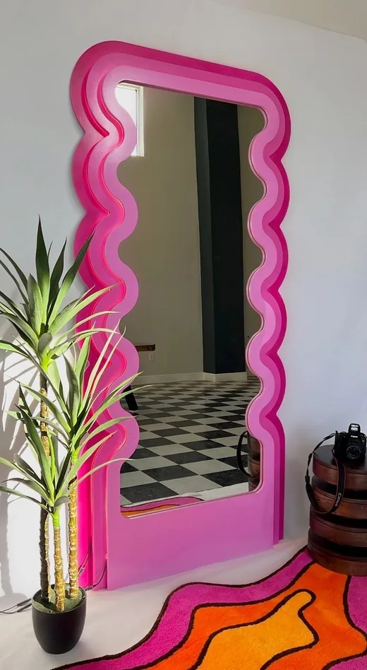 İki tonlu pembe, dalga kenarlı çerçeveli boy aynası