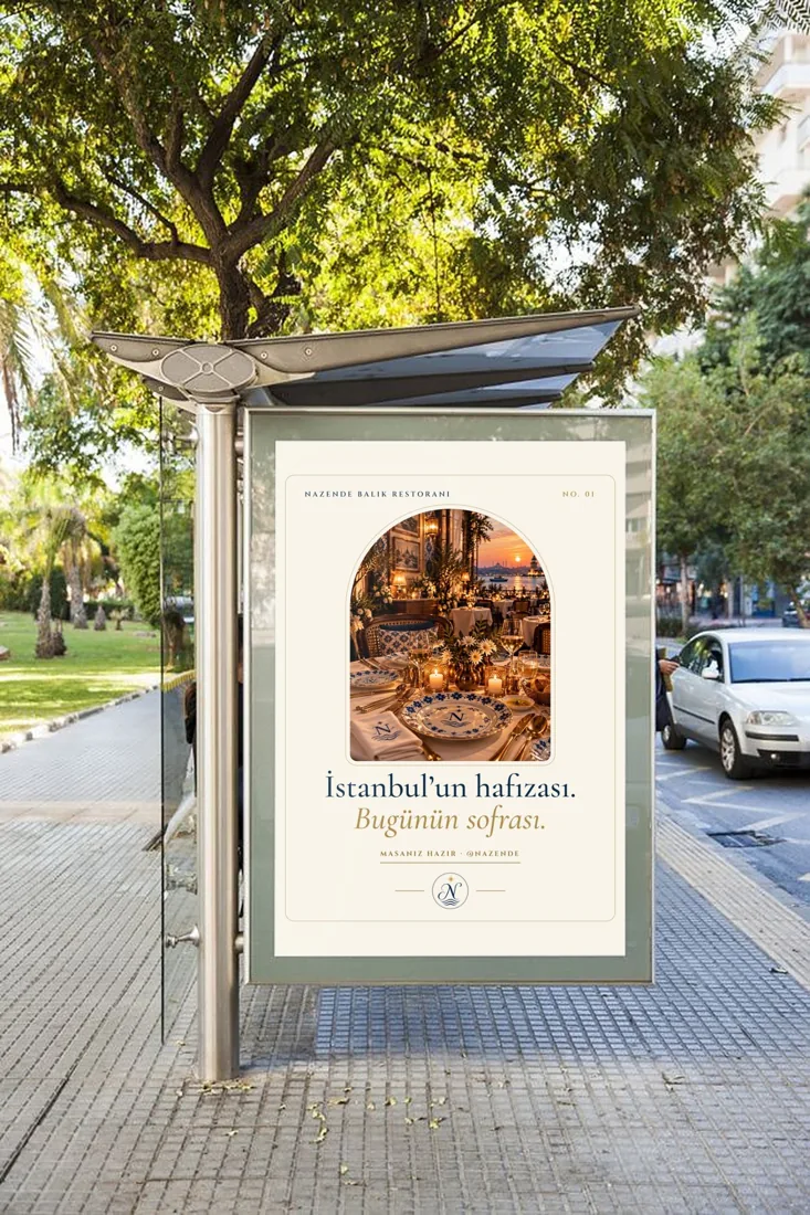 Otobüs durağındaki Nazende afişi; kemerli kadrajda Kız Kulesi manzaralı sofra ve “İstanbul’un hafızası. Bugünün sofrası.” başlığı